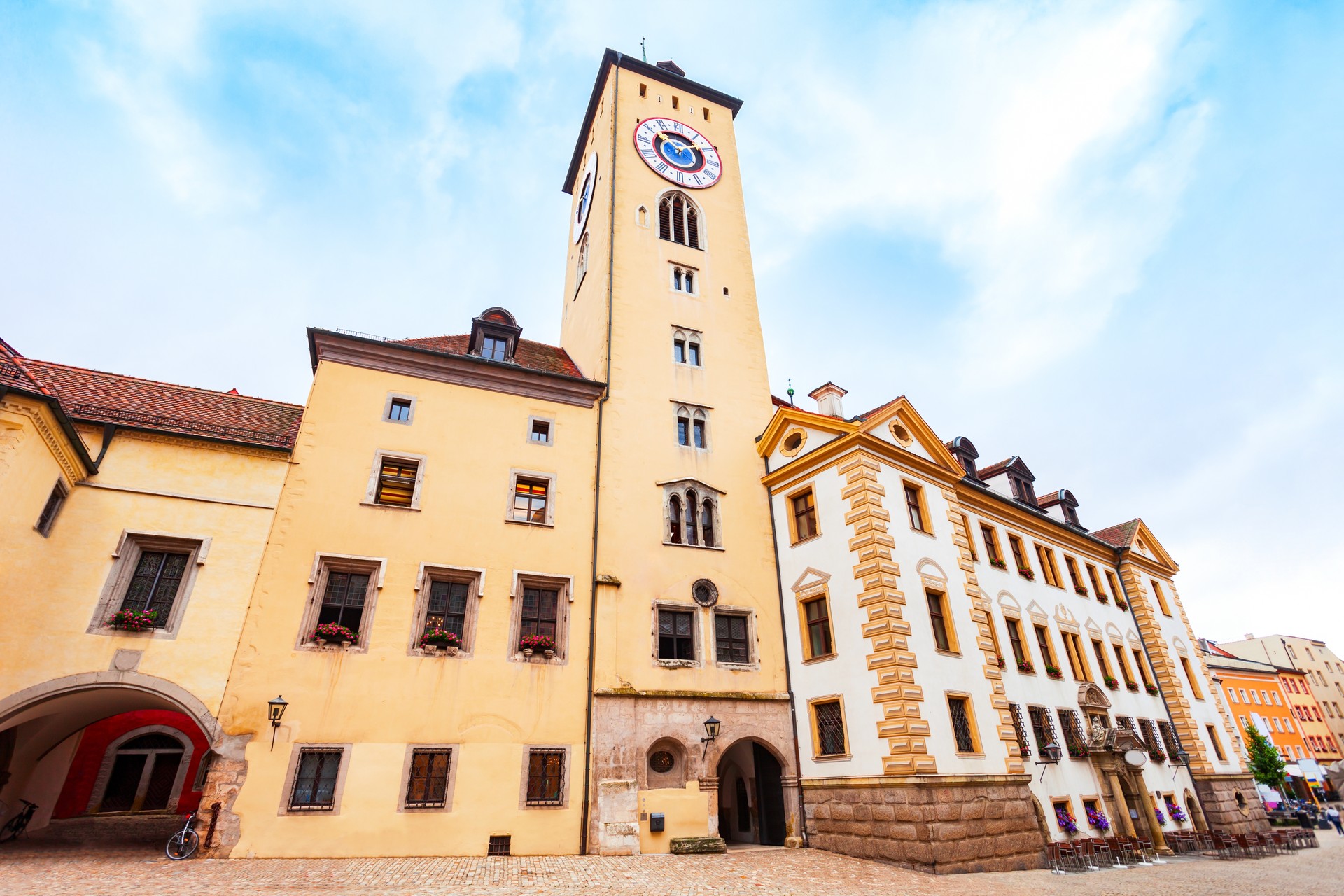 Stará radnice v Regensburgu s věží a historickou fasádou