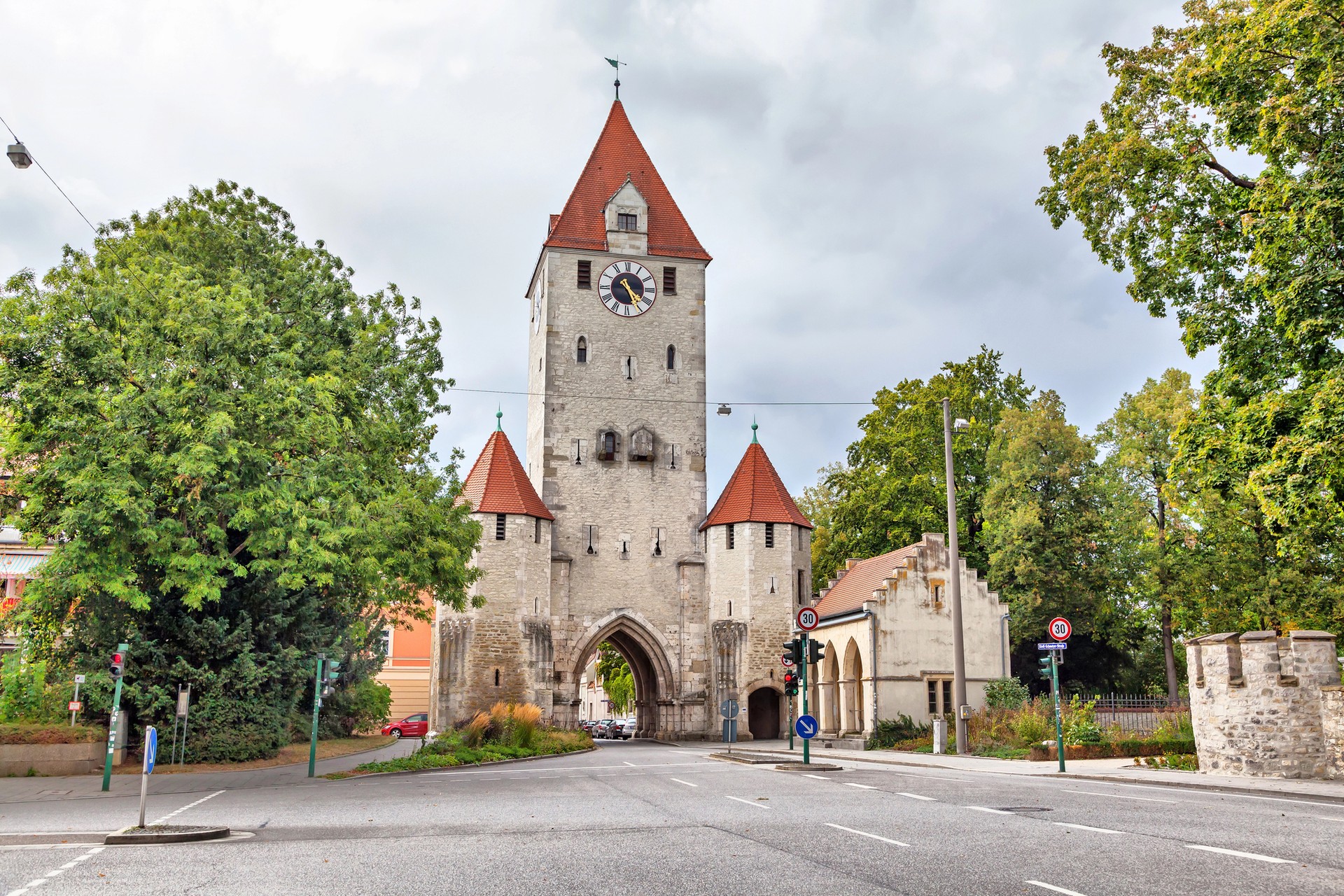 Historická brána v Regensburgu připomínající římské kořeny města