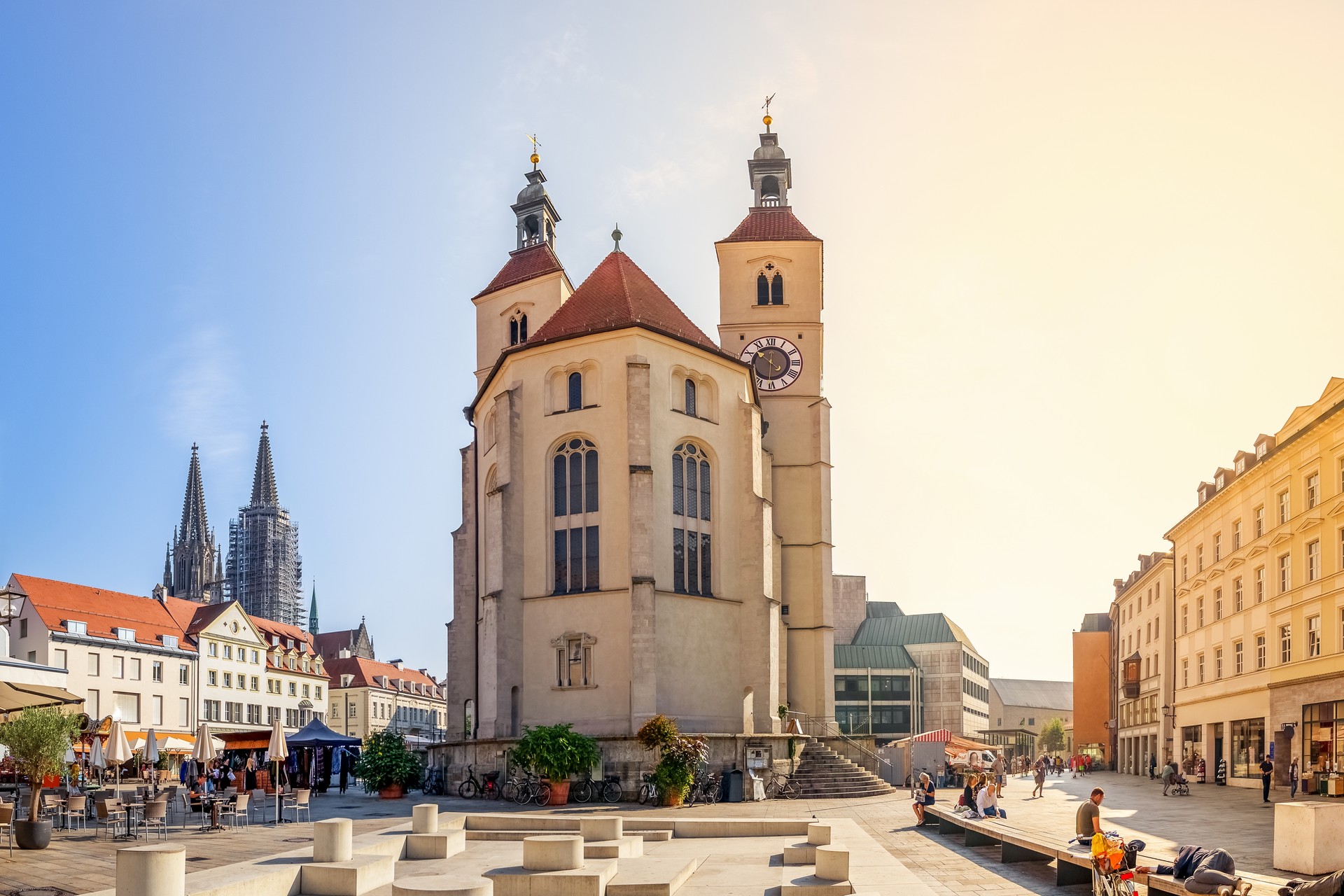 Neupfarrplatz v Regensburgu s kostelem Neupfarrkirche a katedrálou v pozadí