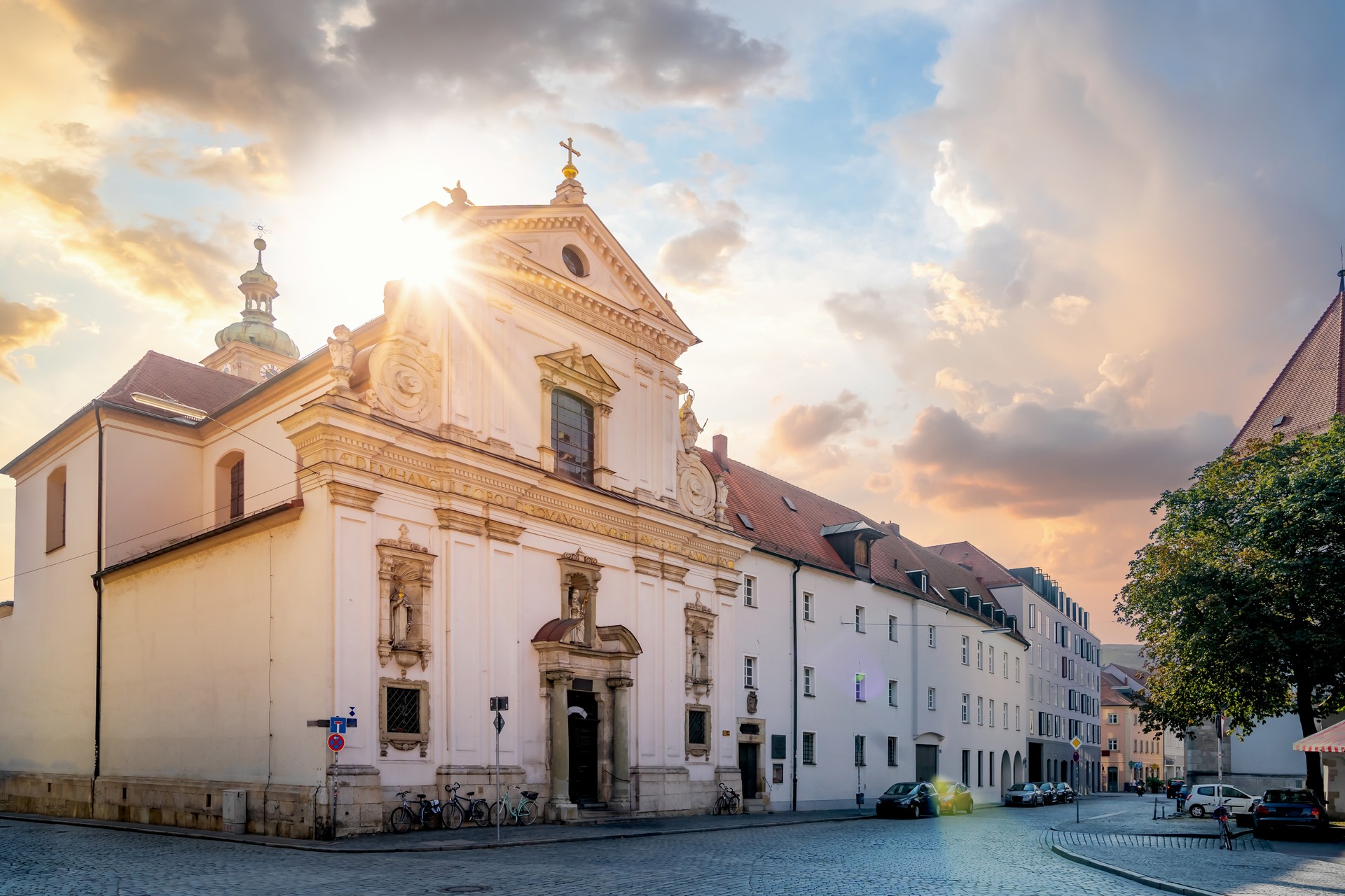 Kostelní a klášterní komplex St. Emmeram v Regensburgu při západu slunce