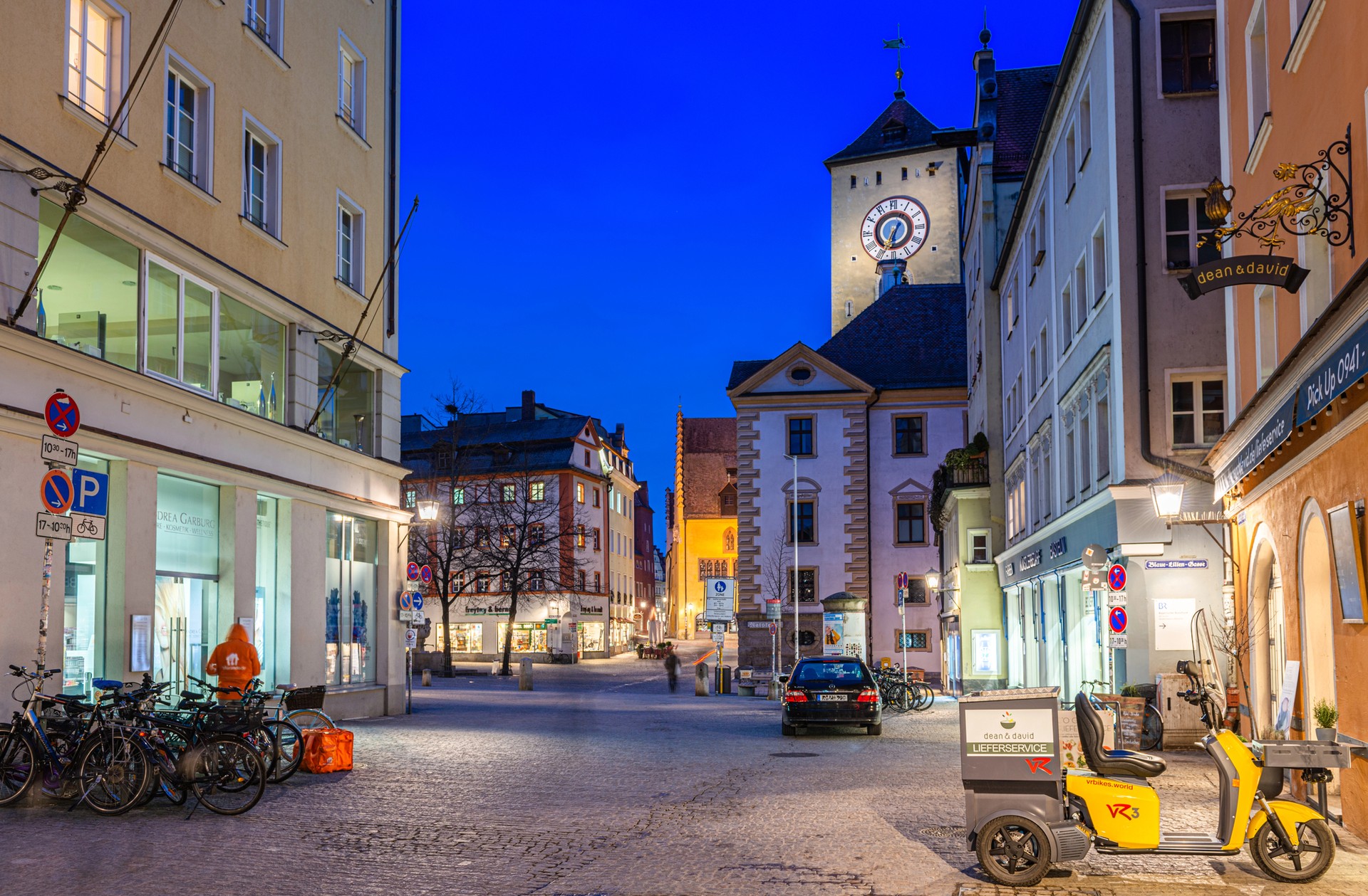 Večerní ulice ve starém městě Regensburgu s osvětlenou věží