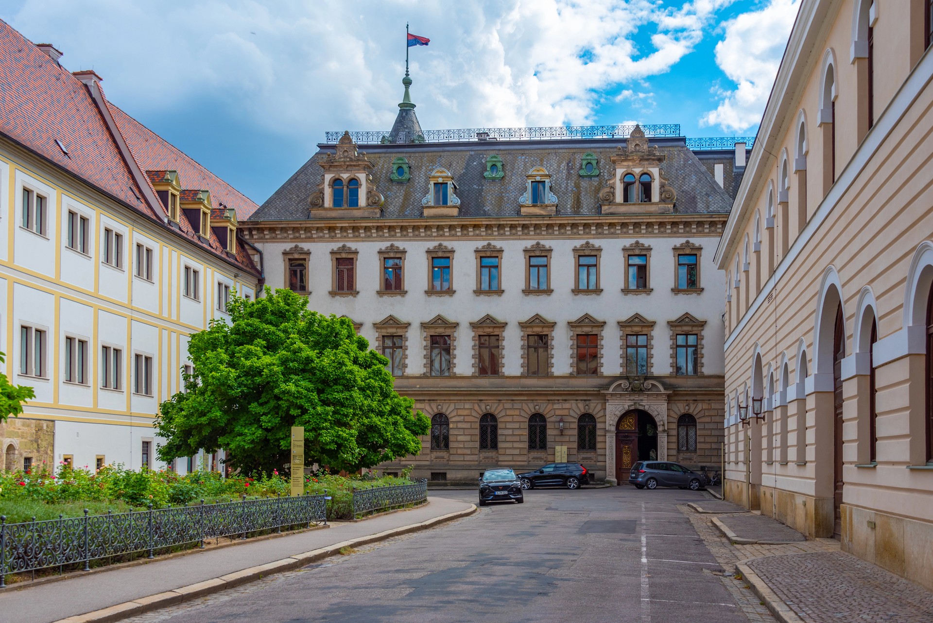 Nádvoří zámku Thurn und Taxis v Regensburgu