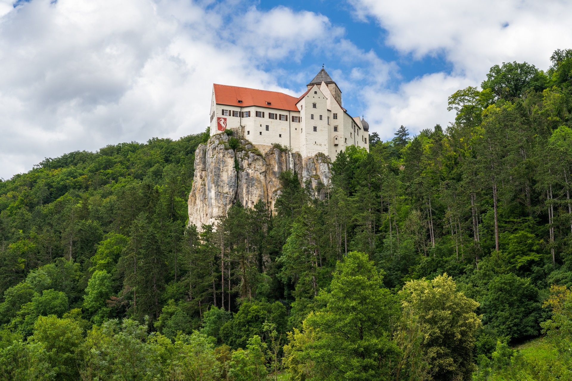 Hrad Prunn nad údolím Altmühltal v Bavorsku