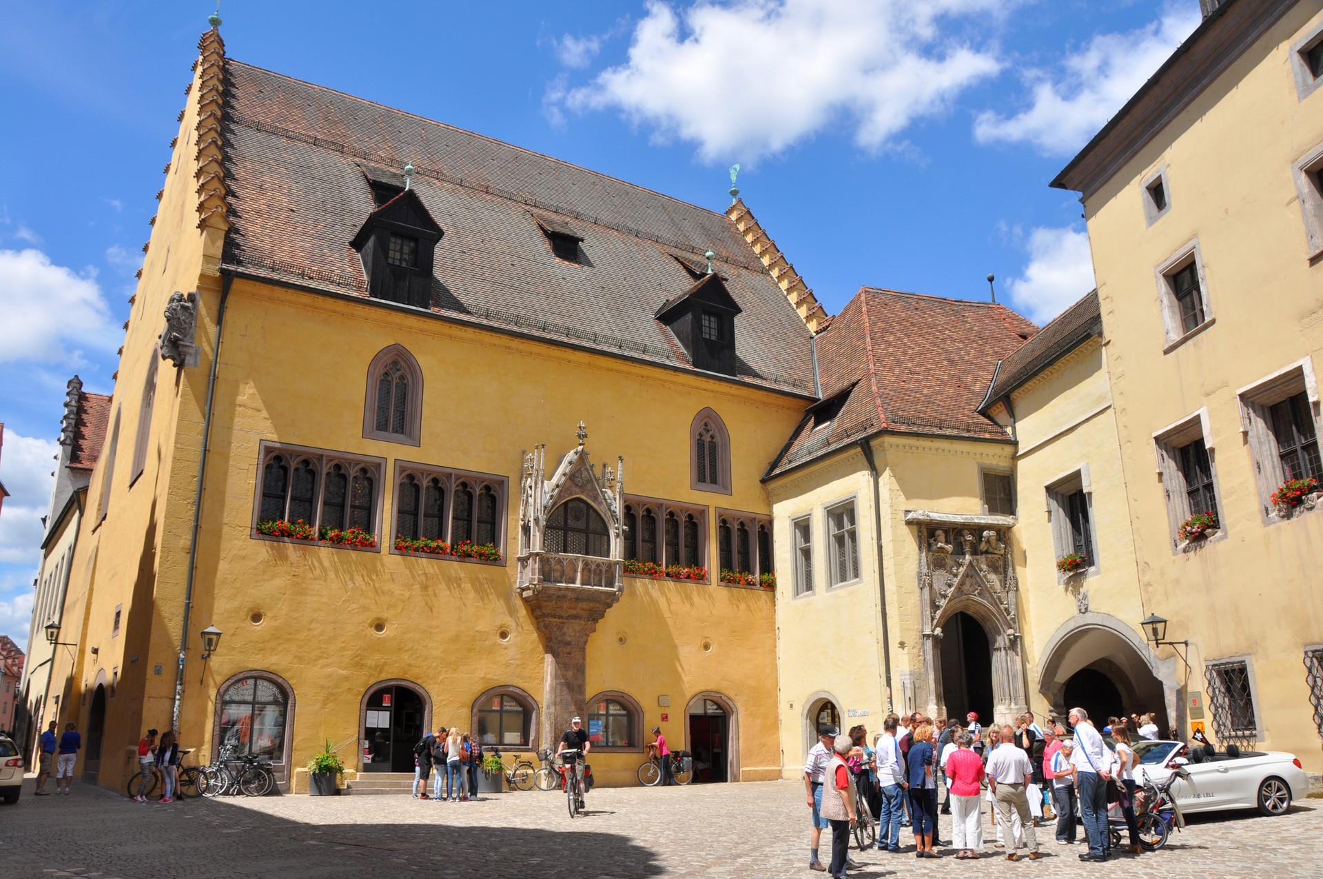 Haidplatz v historickém centru Regensburgu s gotickým domem a náměstím