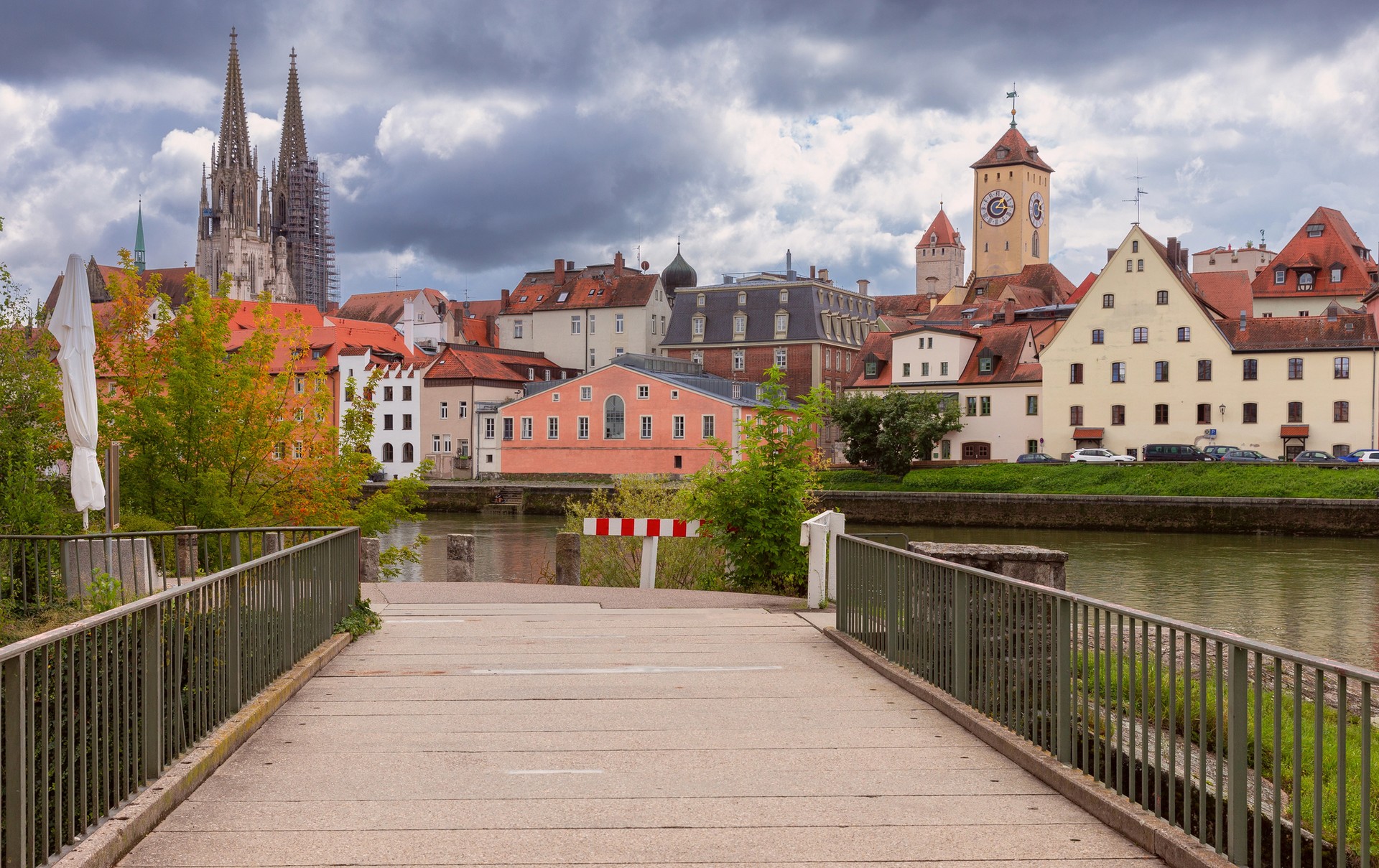Pohled na Regensburg, Dunaj a věže Dómu svatého Petra z Kamenného mostu
