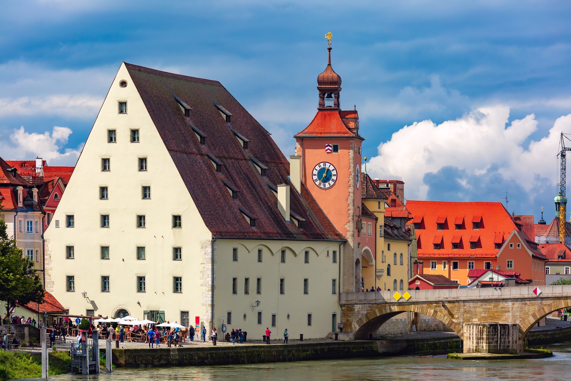 Historické domy na nábřeží Dunaje v Regensburgu