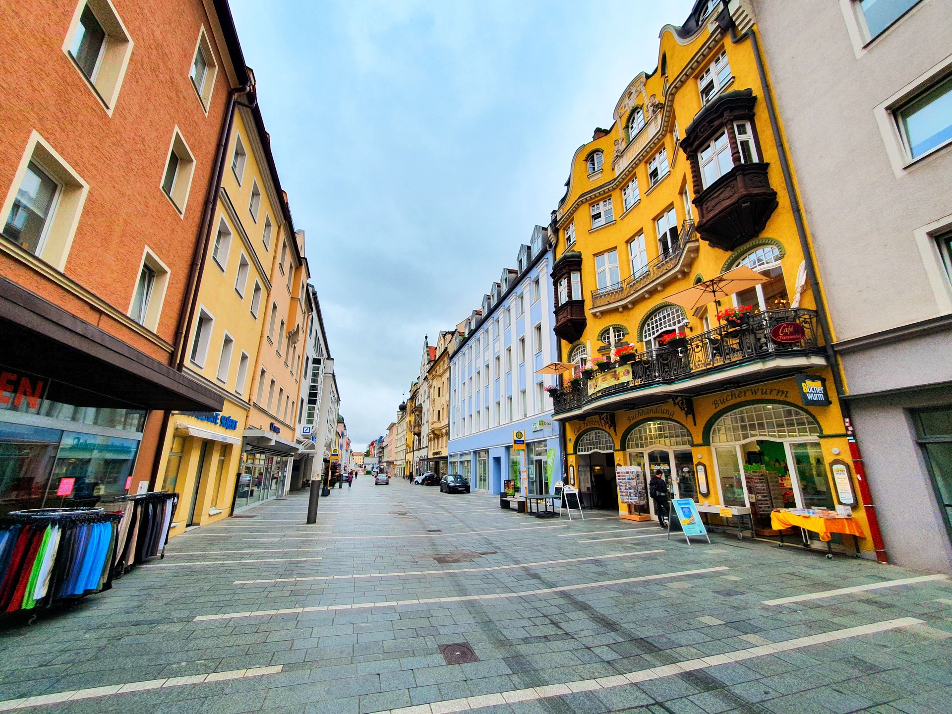 Barevná pěší ulice v historickém centru Regensburgu