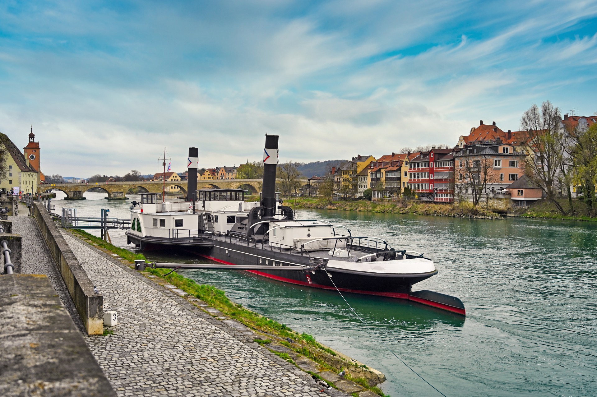 Historické lodě Donau-Schifffahrtsmusea na nábřeží v Regensburgu