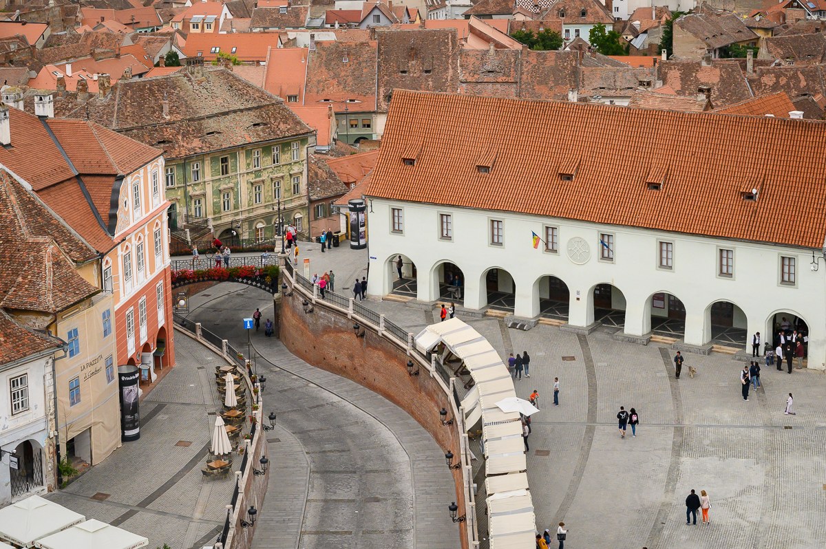 Výhled z Radniční věže na červené střechy historického centra Sibiu