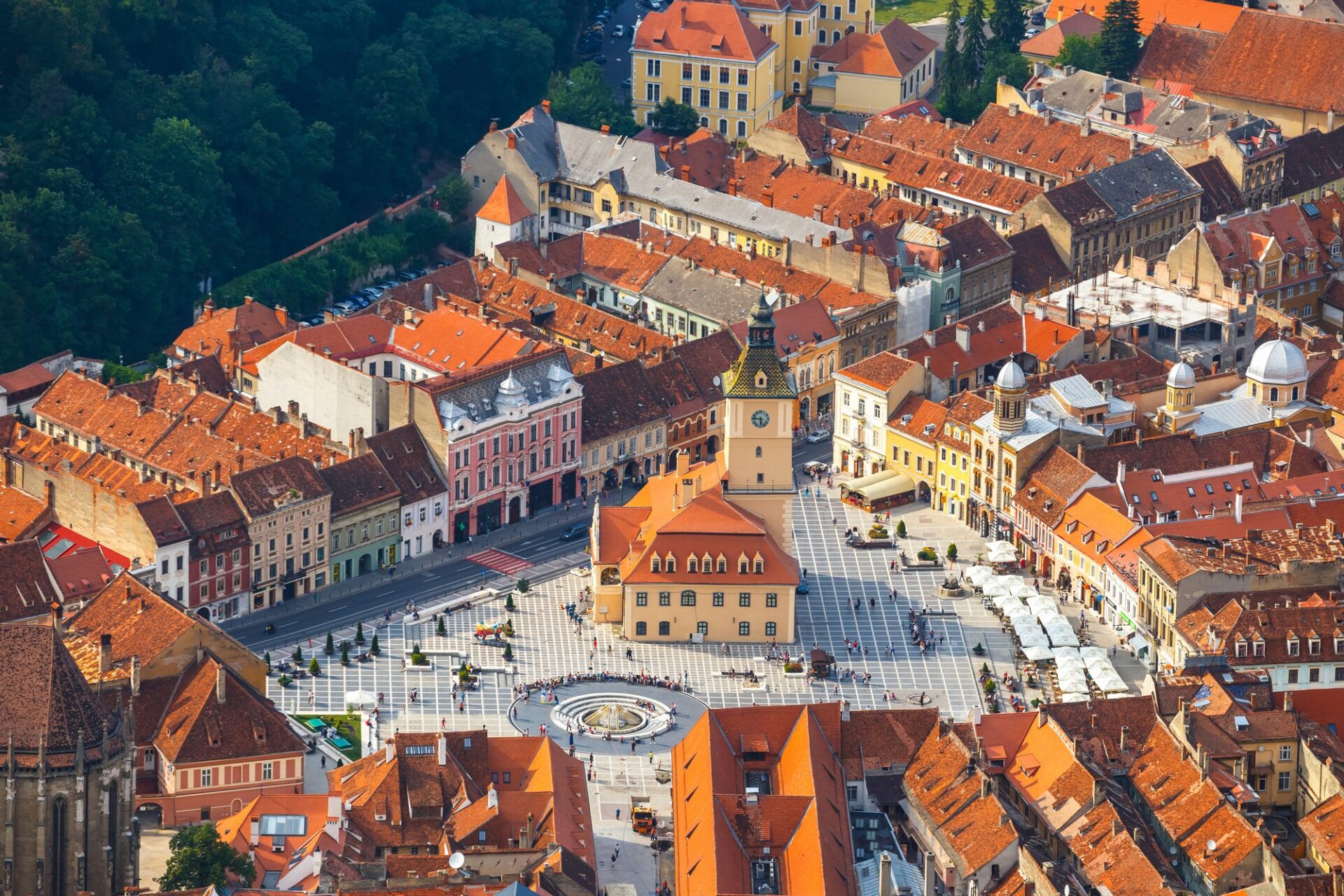 Letecký pohled na staré město Brašov s Černým kostelem a horou Tâmpa v pozadí