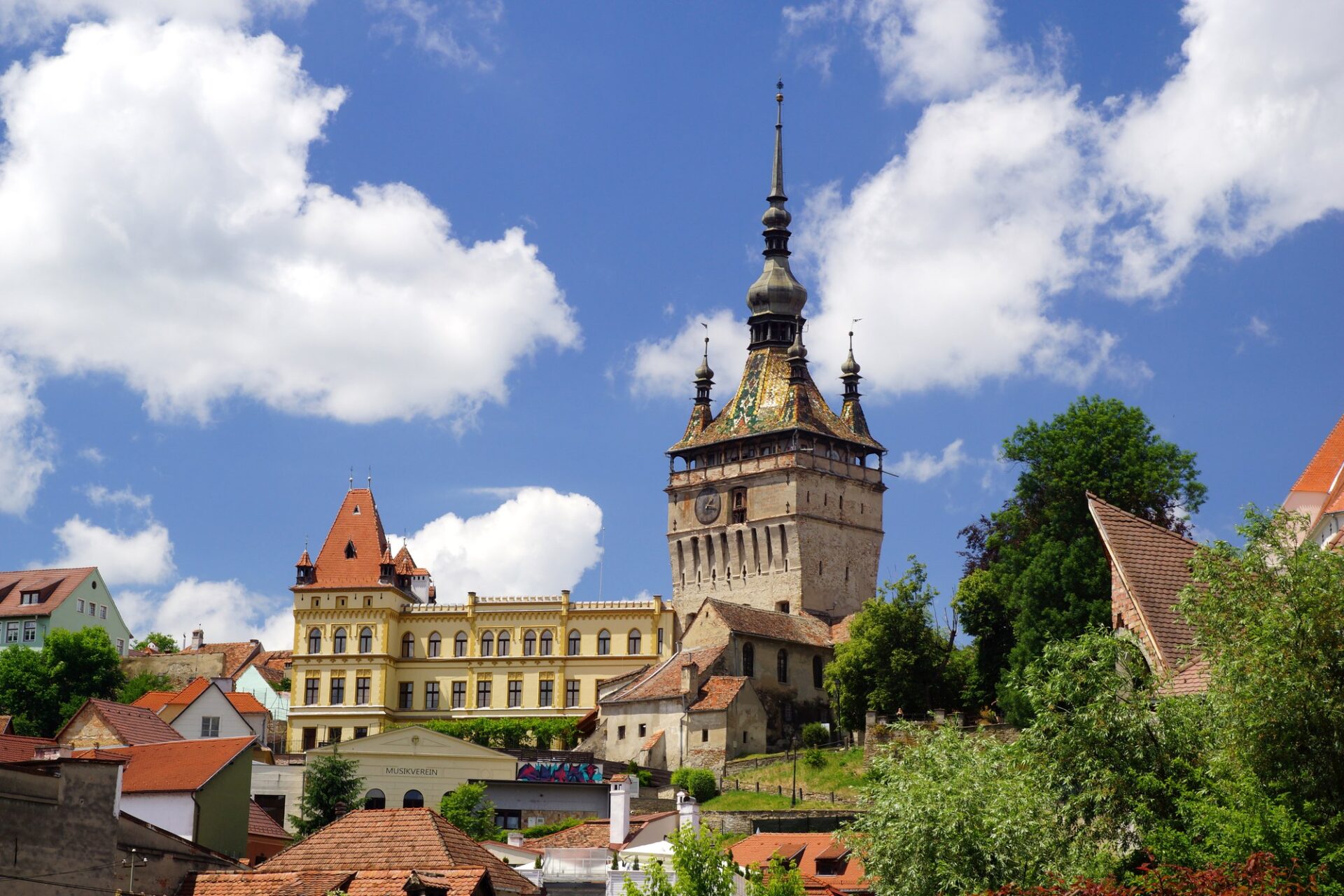 Hodinová věž v Sighișoaře, dominanta středověké citadely zapsané na seznamu UNESCO