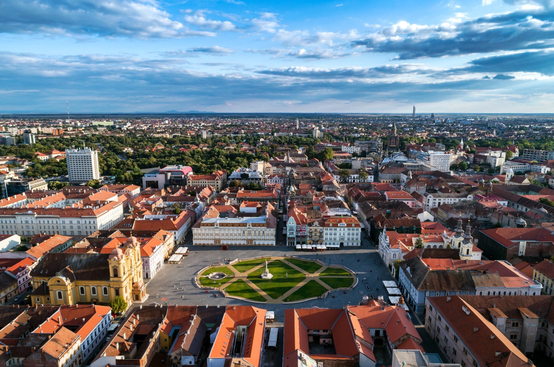 Letecký pohled na Náměstí Sjednocení v Temešváru obklopené barokními domy