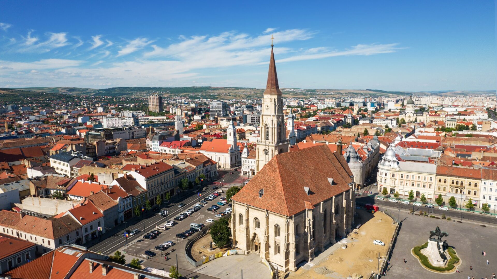 Gotický kostel svatého Michala na Náměstí Sjednocení v Kluži z ptačí perspektivy