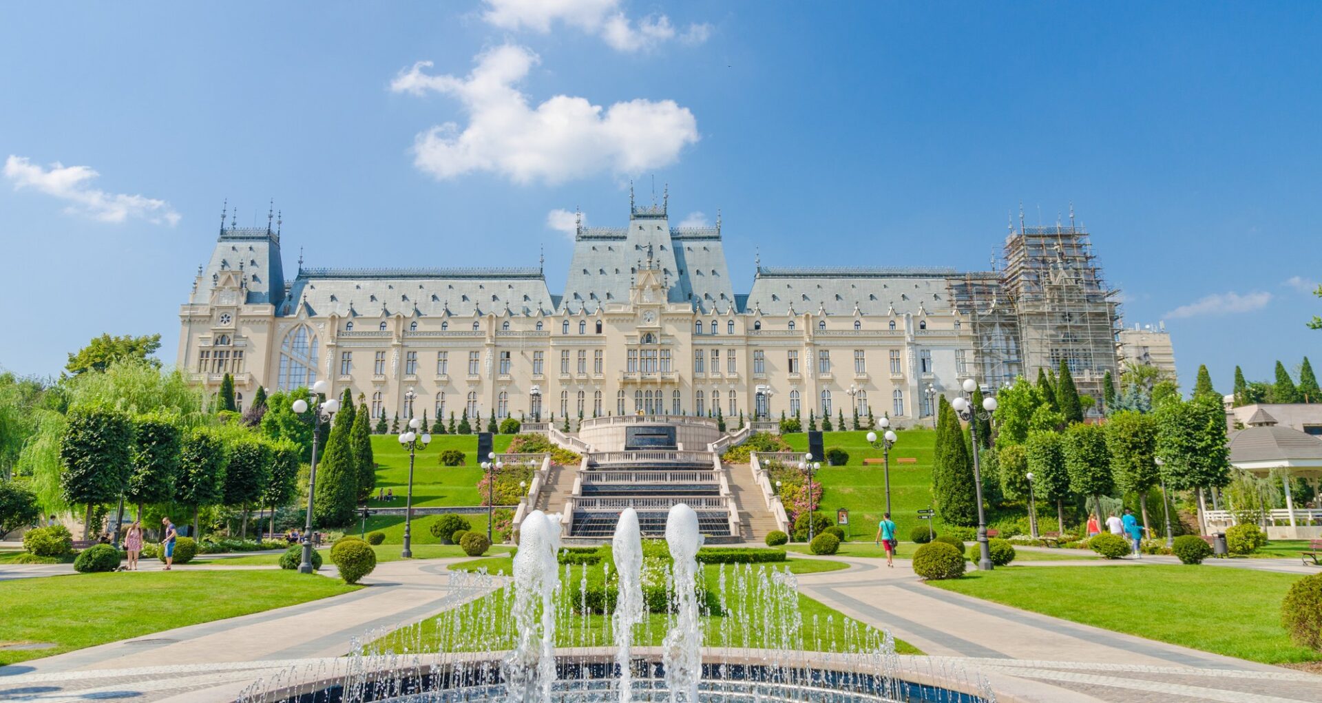 Novogotický Palác kultury v Jasech s parkem před hlavním průčelím
