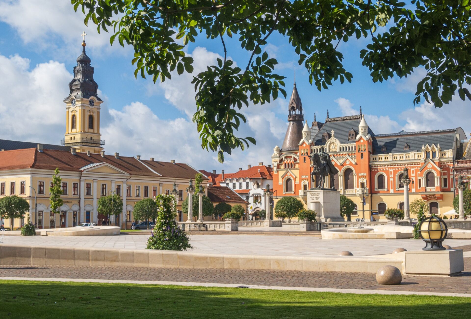 Náměstí Sjednocení v Oradei se secesními paláci a Měsíčním kostelem