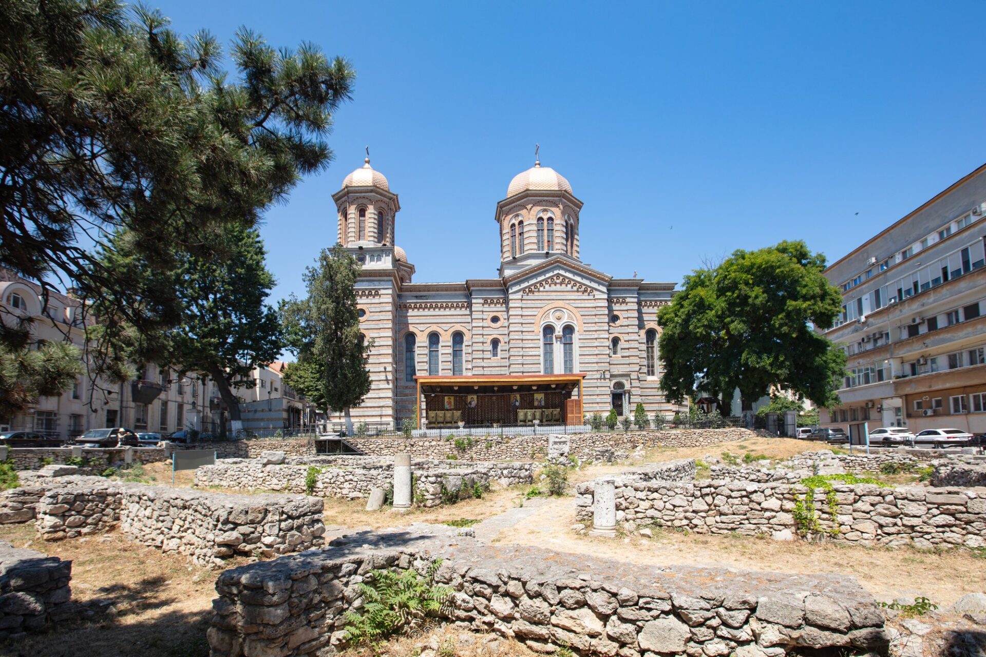 Katedrála svatého Petra a Pavla v Konstance nad vykopávkami antického Tomis