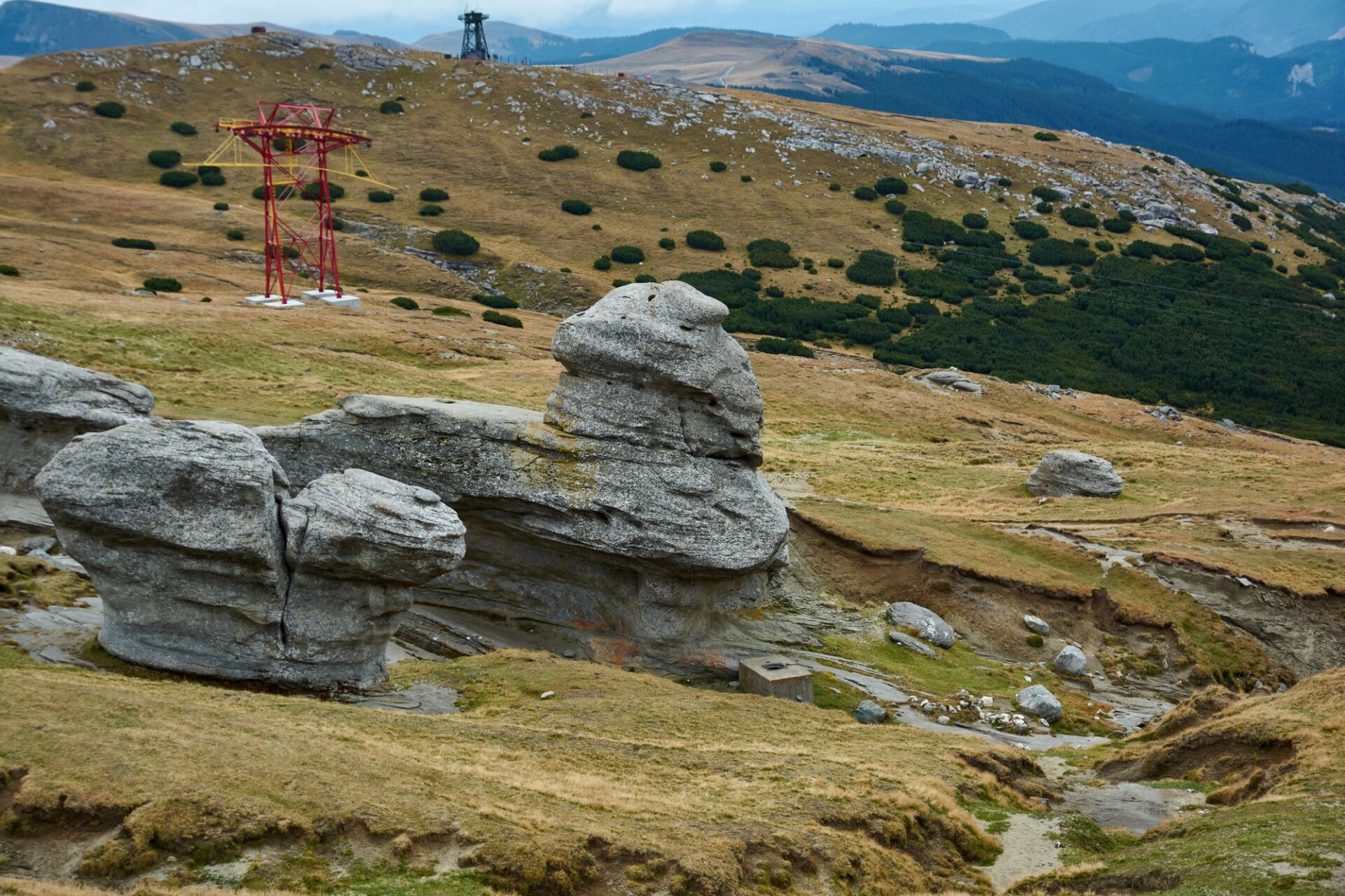 Skalní útvar Sfinga na náhorní plošině v pohoří Bucegi, jedna z nejnavštěvovanějších přírodních atrakcí Rumunska