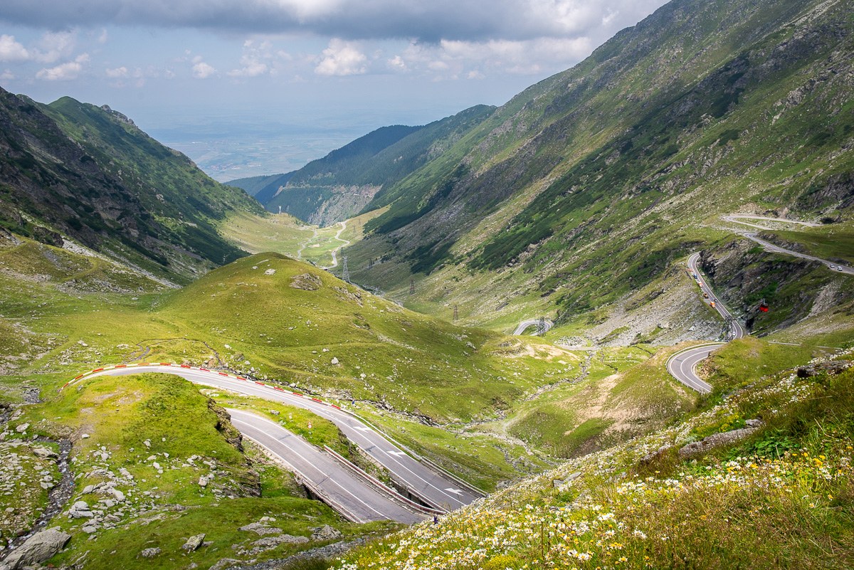 Transfăgărășan se vine strmým údolím pod hřebenem pohoří Făgăraș