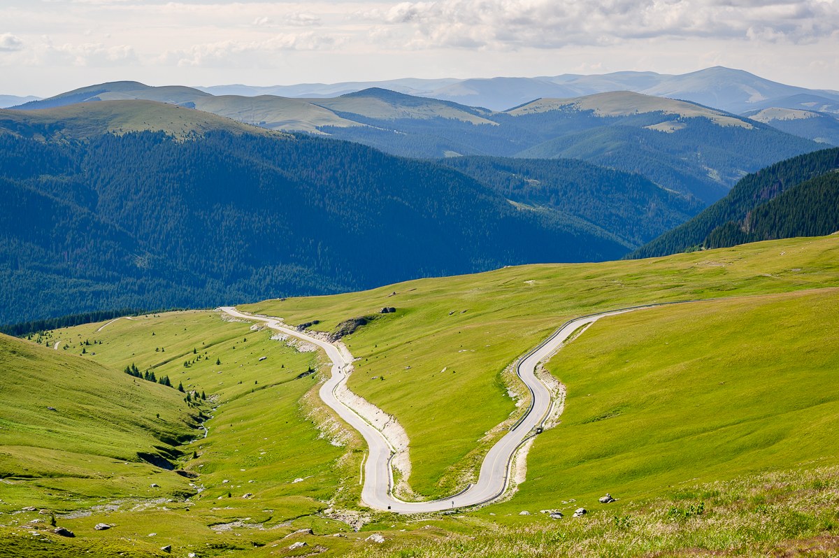 Silnice Transalpina se dvěma serpentinami v travnatých hřebenech pohoří Parâng