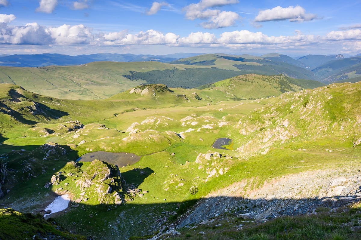 Výhled z Transalpiny do vrstevnatých hřebenů Jižních Karpat