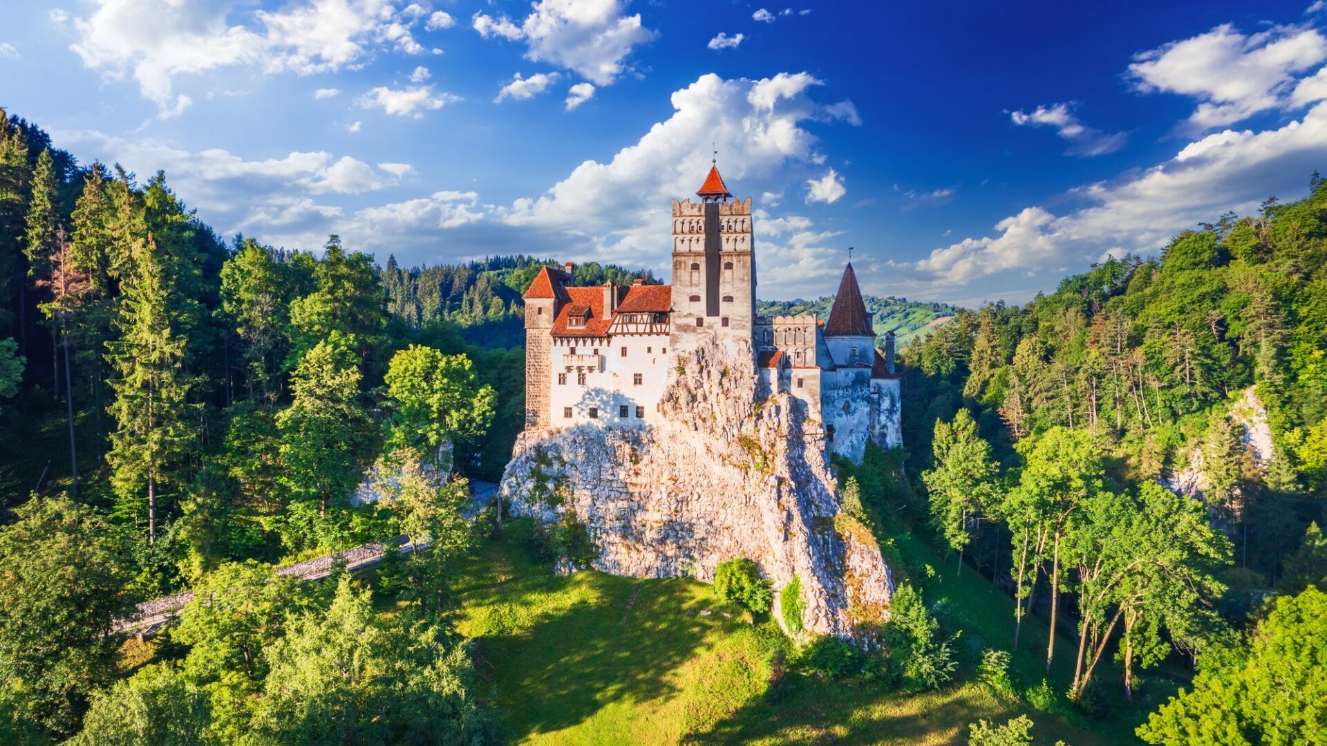 Hrad Bran v Sedmihradsku, turisticky označovaný jako Draculův hrad