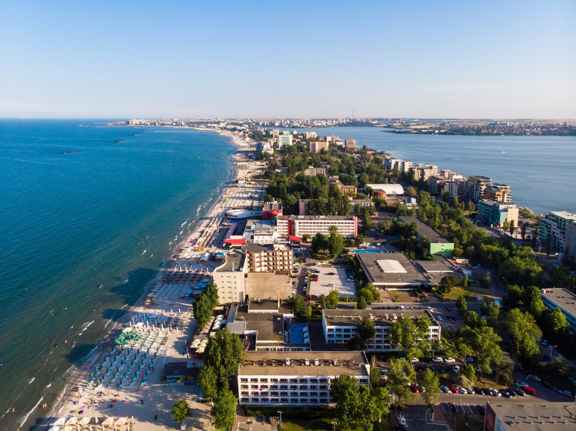 Osmikilometrová pláž letoviska Mamaia u Konstance z ptačí perspektivy