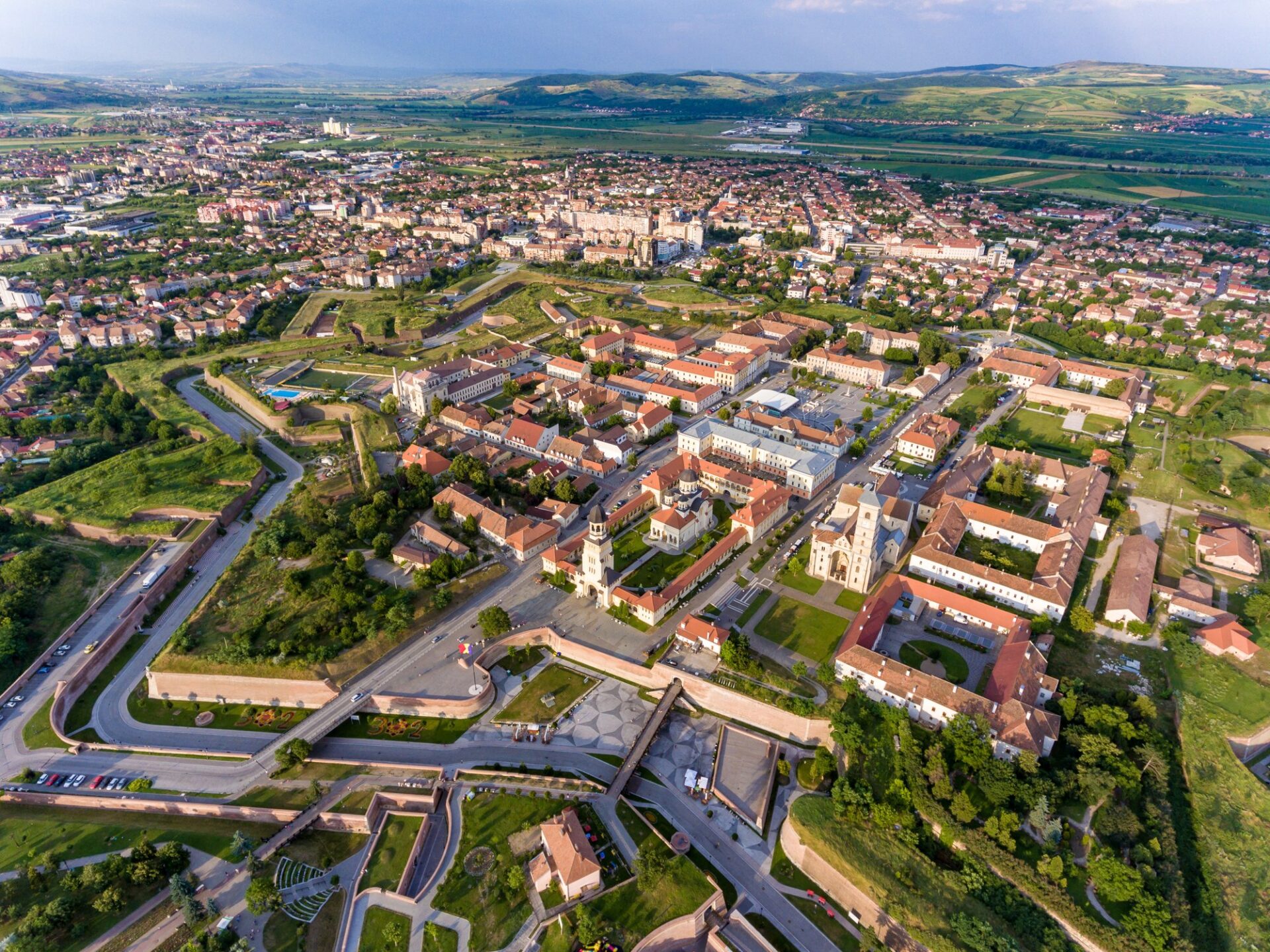 Hvězdicová citadela Alba Carolina se sedmi bastiony a historickým centrem Alby Iulie z ptačí perspektivy