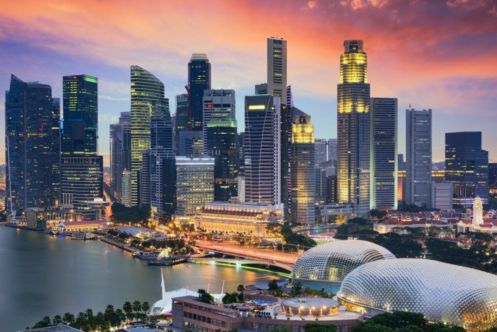 Panoráma Singapuru s mrakodrapy finanční čtvrti za soumraku