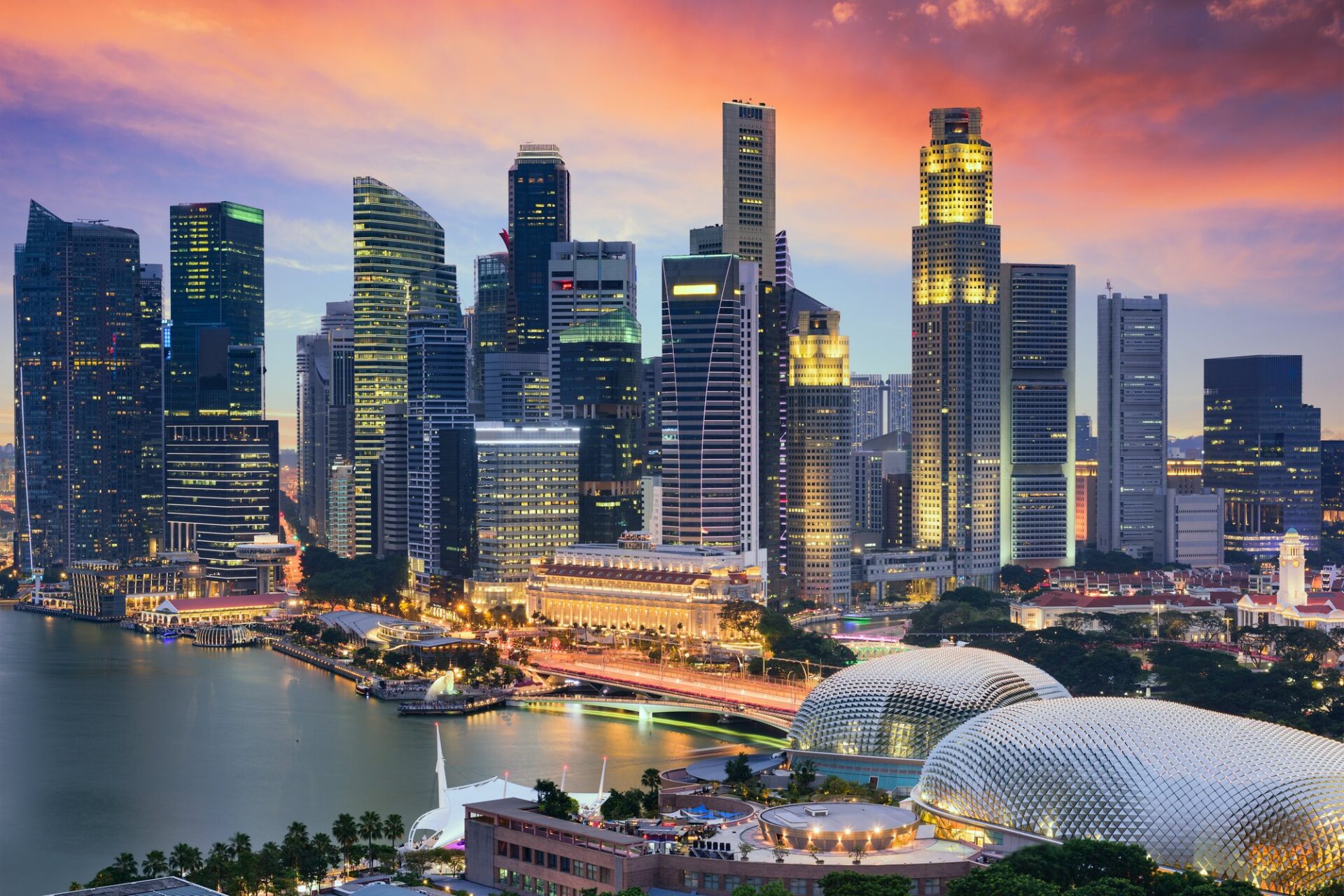 Panoráma Singapuru s mrakodrapy finanční čtvrti za soumraku