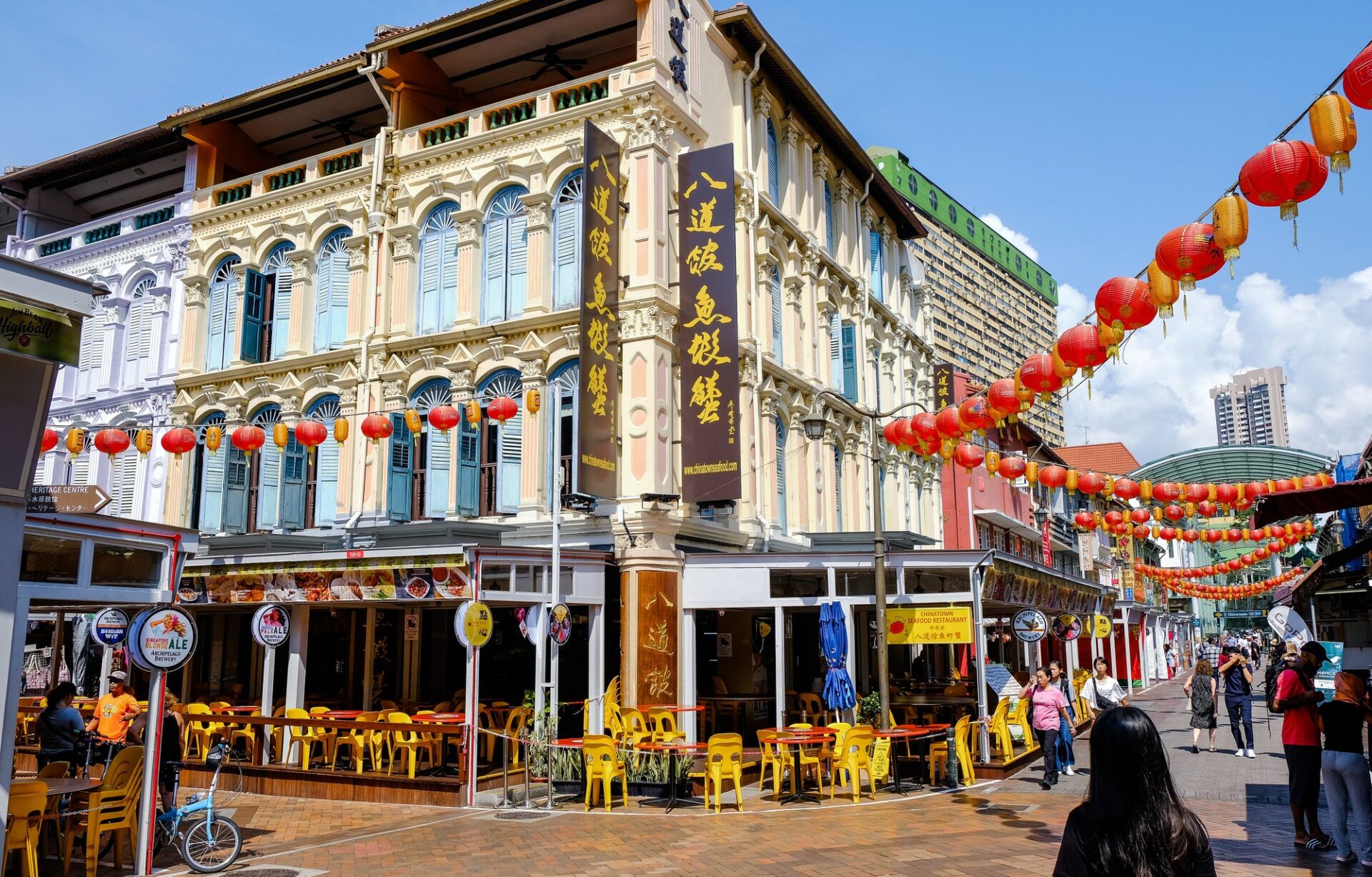 Ulice v singapurském Chinatownu ozdobená červenými lampiony