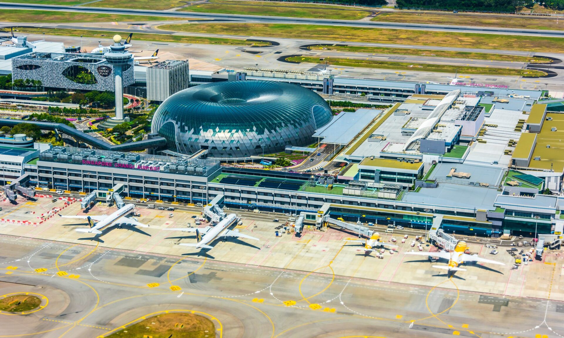 Letecký pohled na letiště Changi s prosklenou kupolí Jewel