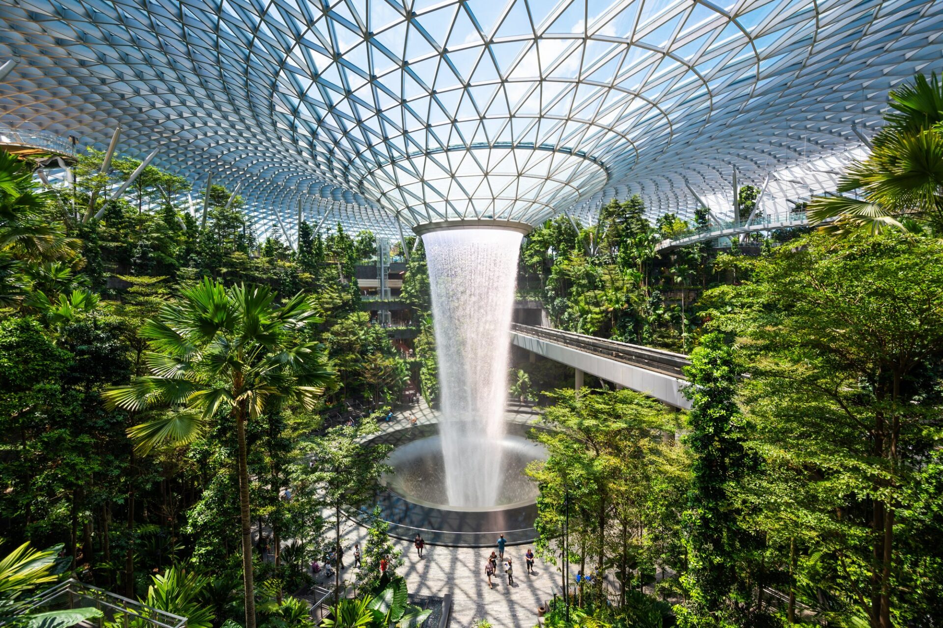 Vodopád Rain Vortex v Jewel Changi, nejvyšší vnitřní vodopád na světě