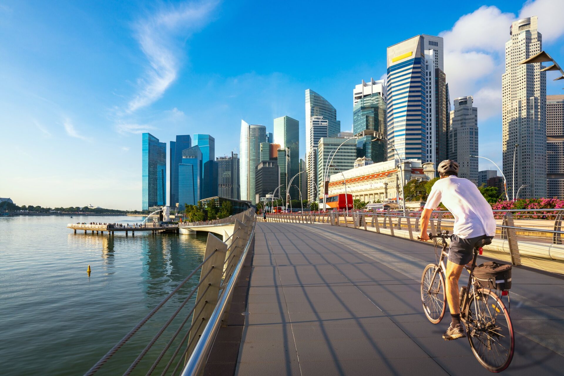 Cyklista na promenádě v Marina Bay v Singapuru