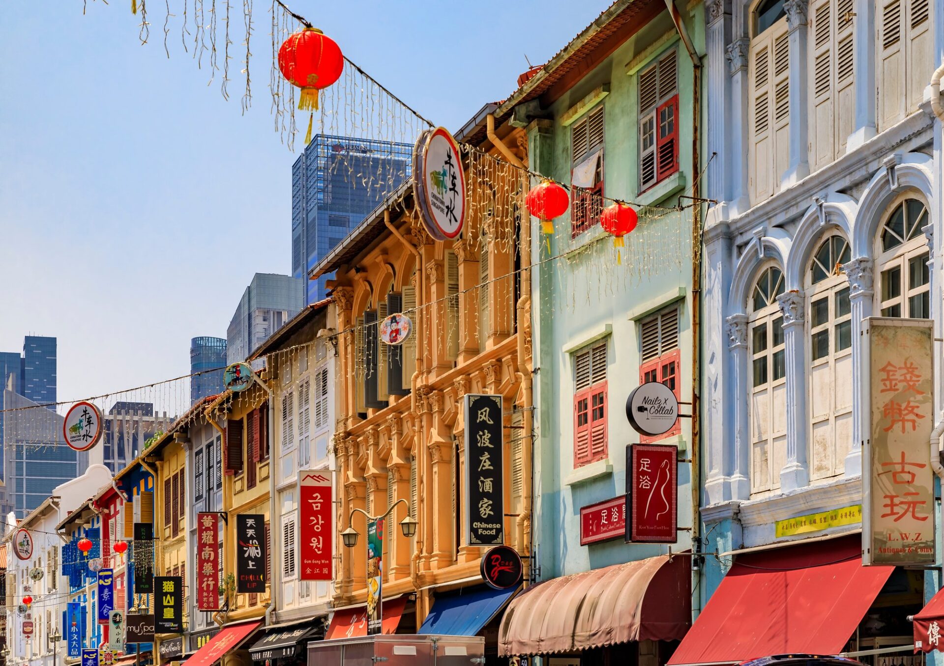 Barevné koloniální shophouses s lampiony v singapurském Chinatownu