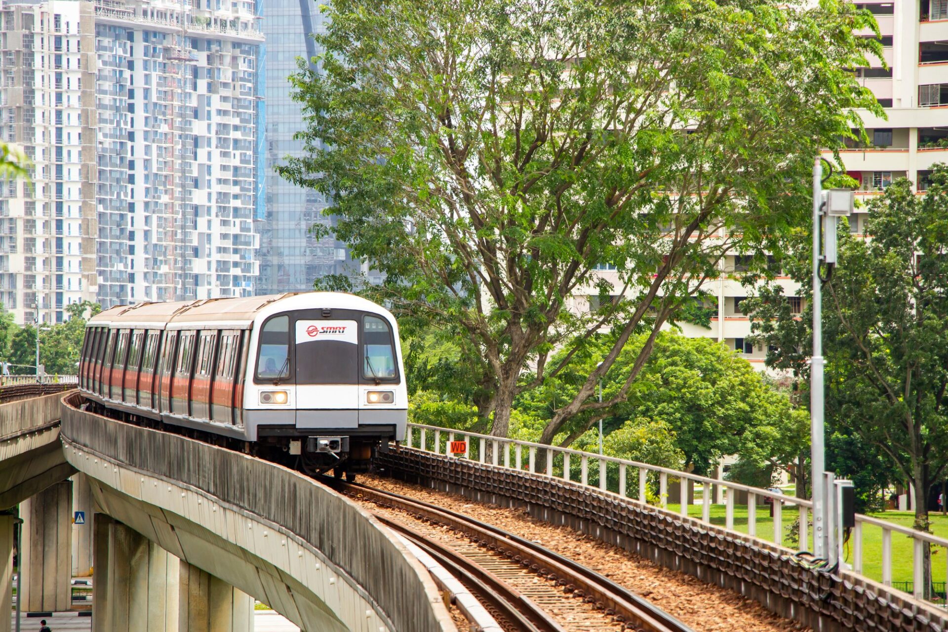 Souprava metra MRT na estakádě v Singapuru
