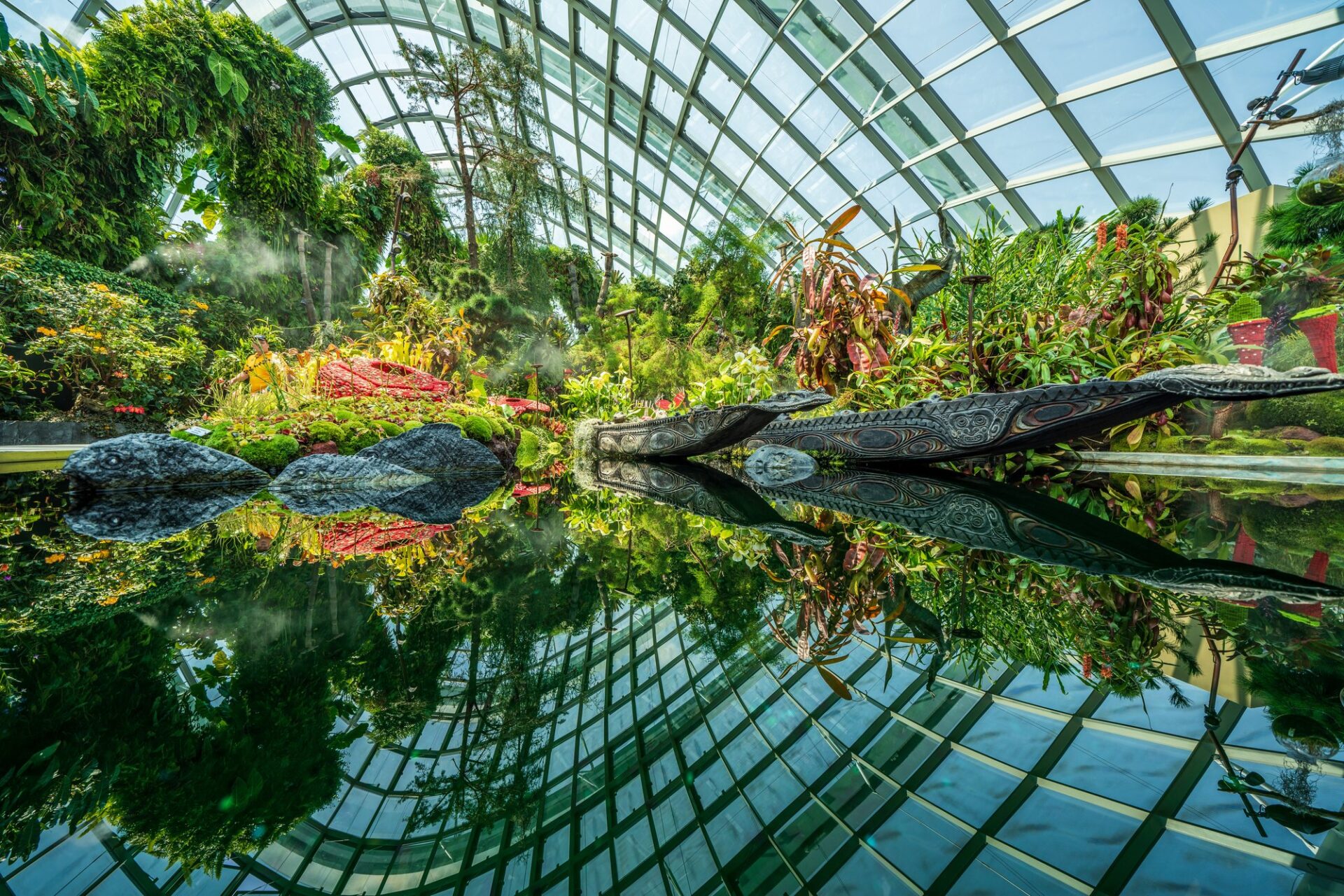 Interiér skleníku Cloud Forest v Gardens by the Bay