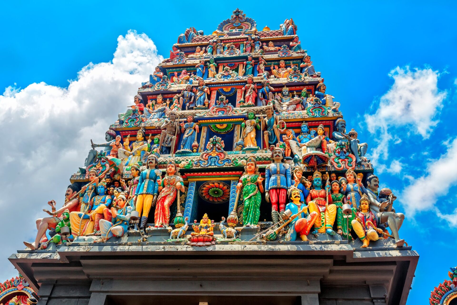 Zdobená věž hinduistického chrámu Sri Mariamman v Chinatownu