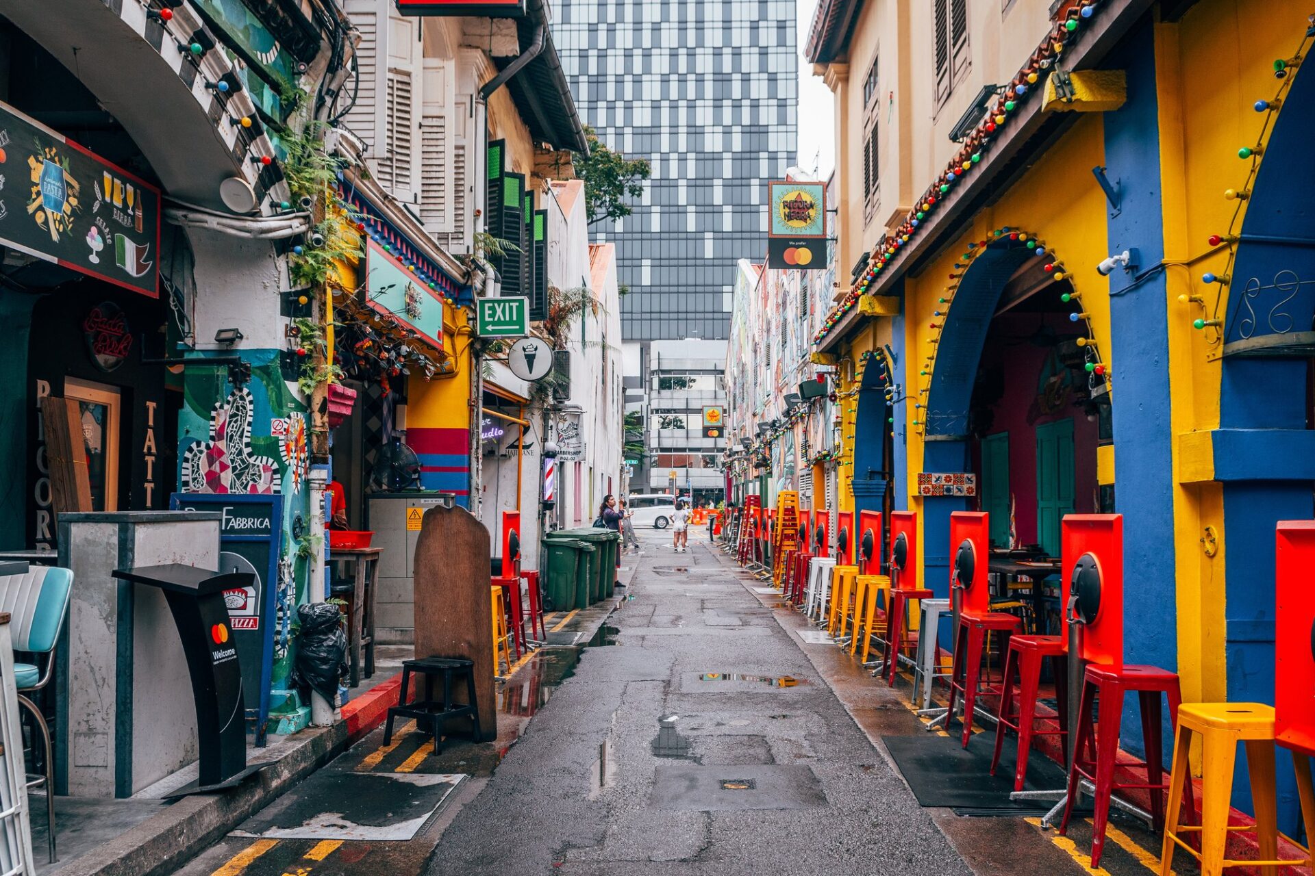 Barevné fasády a bary v uličce Haji Lane v Singapuru