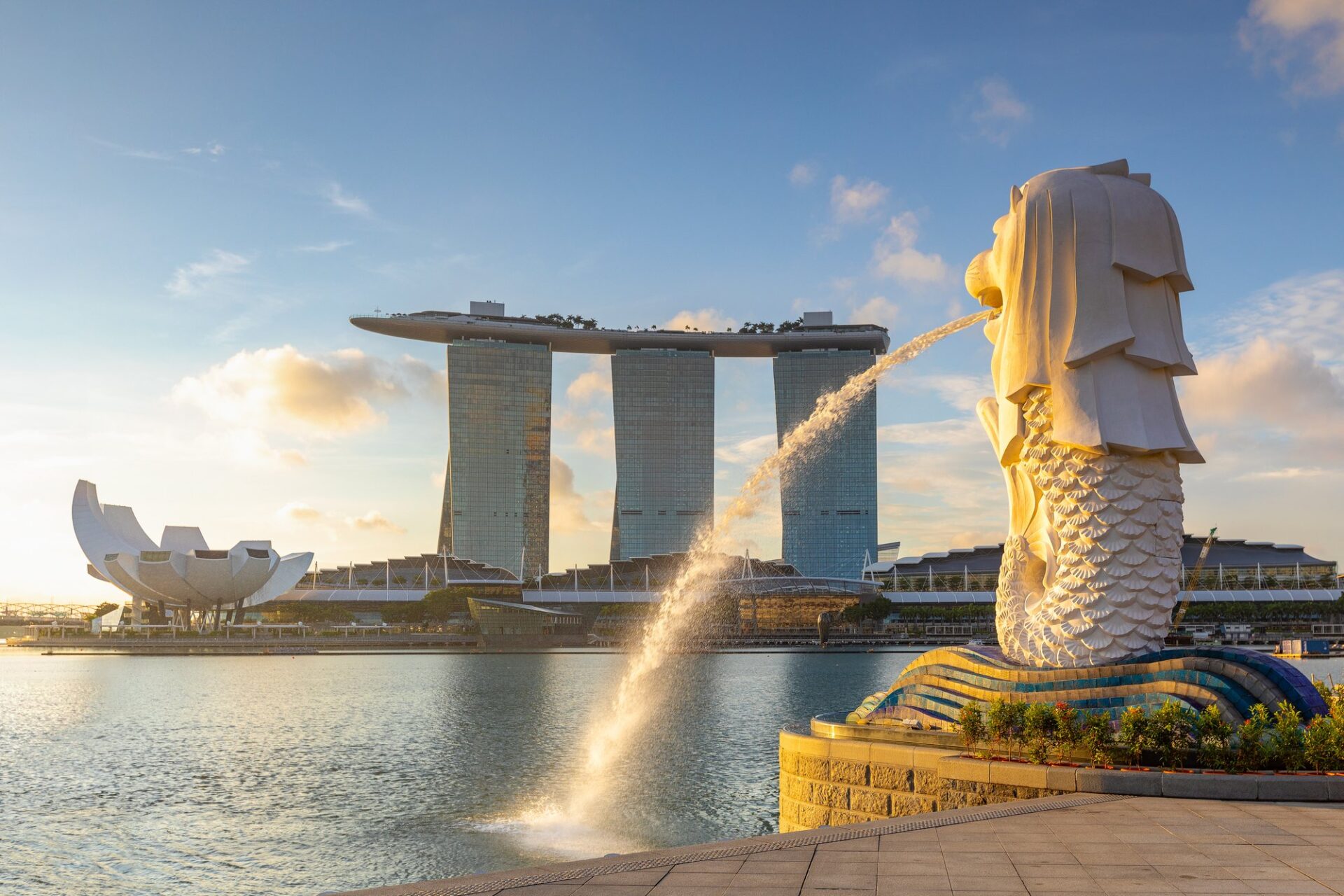 Socha Merlion a panoráma Marina Bay za východu slunce