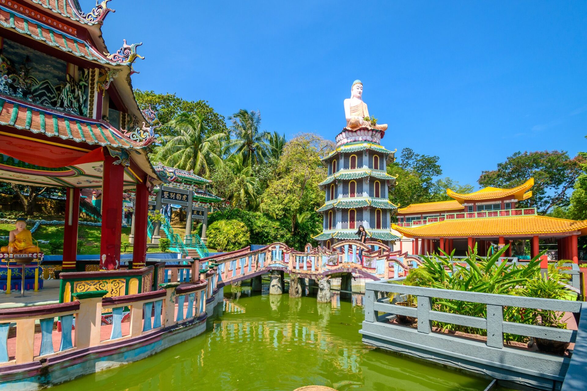 Pagoda se sochou Buddhy v parku Haw Par Villa v Singapuru
