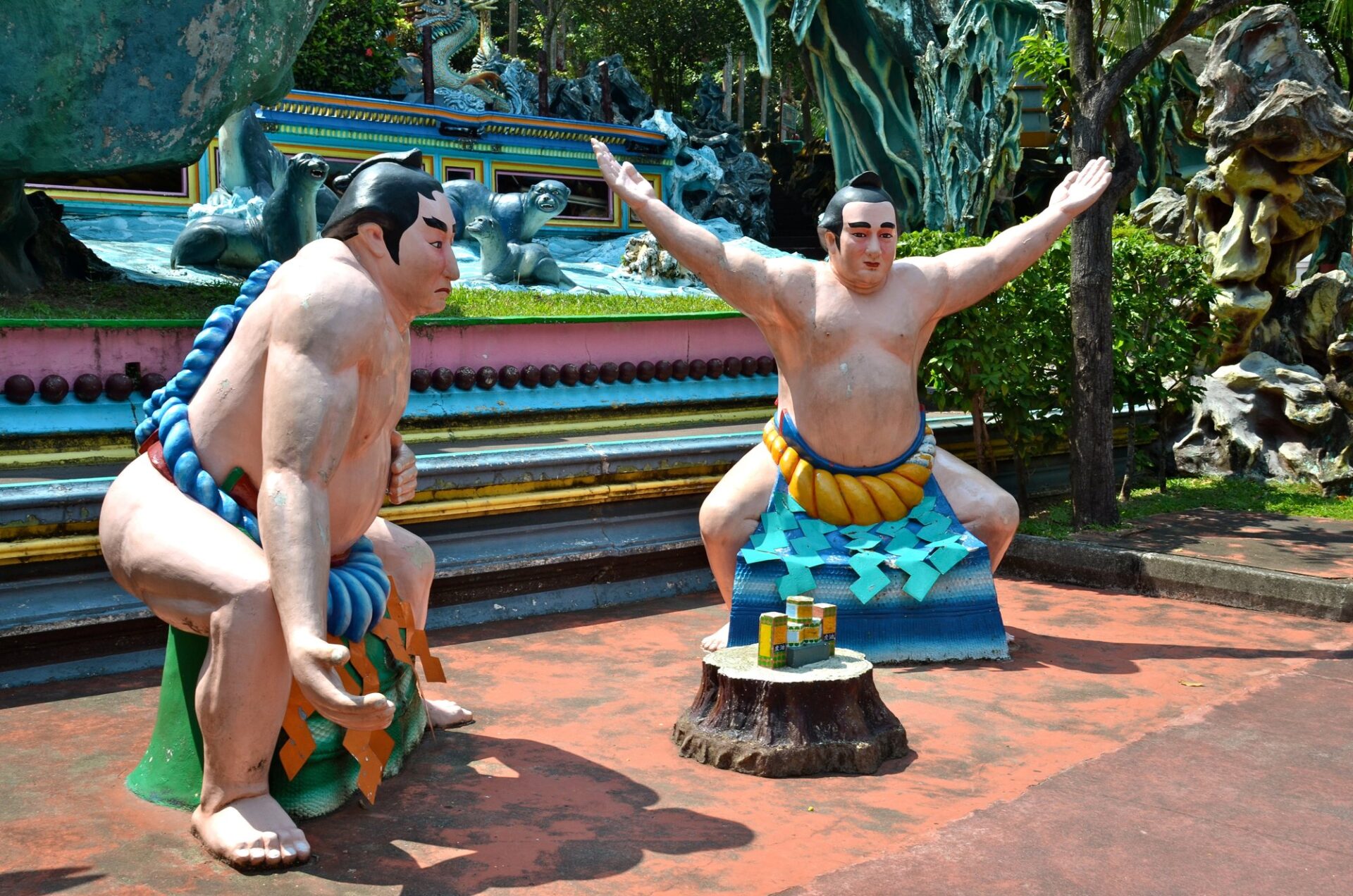 Sochy zápasníků sumo v singapurském parku Haw Par Villa
