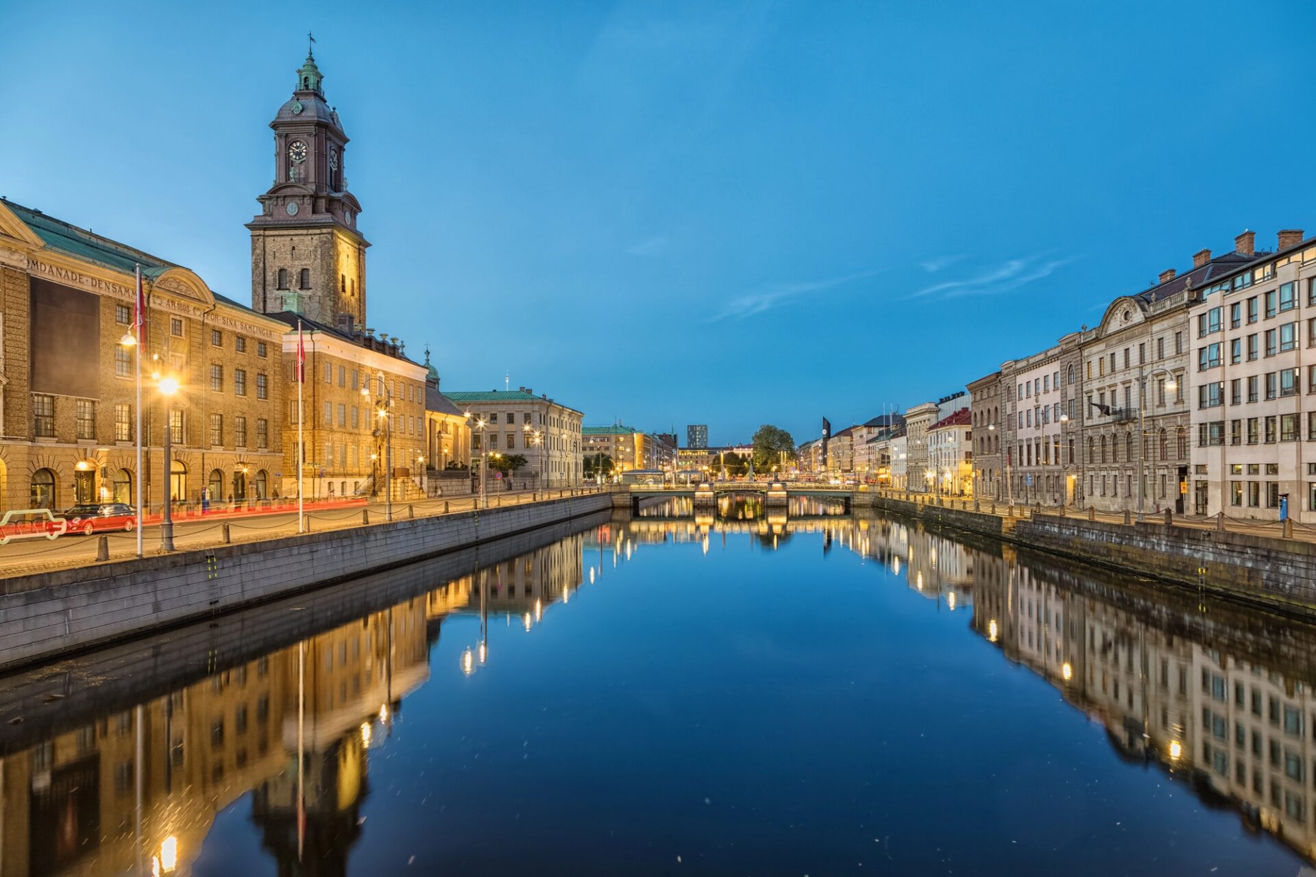 Göteborg, Stora Hamnkanalen Kanál v centru Göteborgu s věží Tyského kostela za soumraku