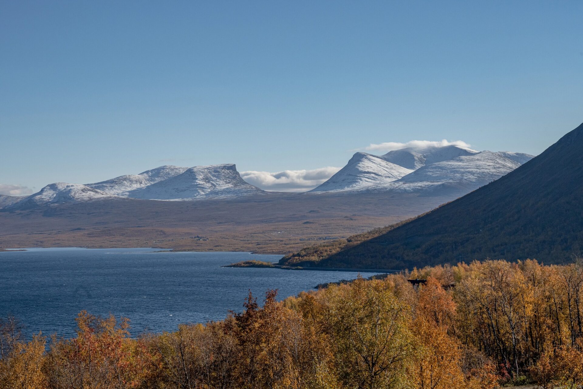Lapporten, Abisko Masiv Lapporten nad jezerem Torneträsk v národním parku Abisko