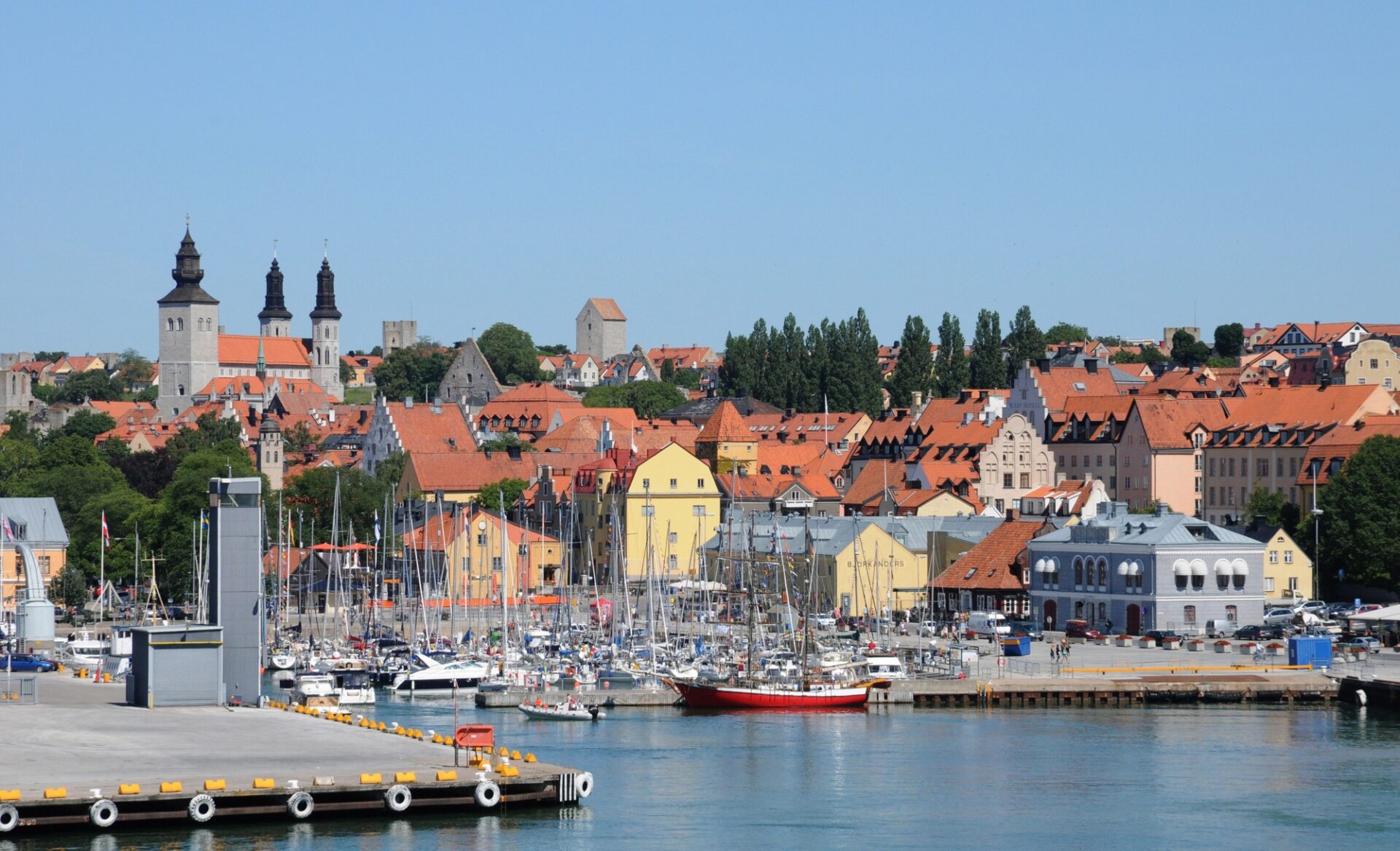 Visby, Gotland Přístav ve Visby na Gotlandu s historickou zástavbou nad mořem