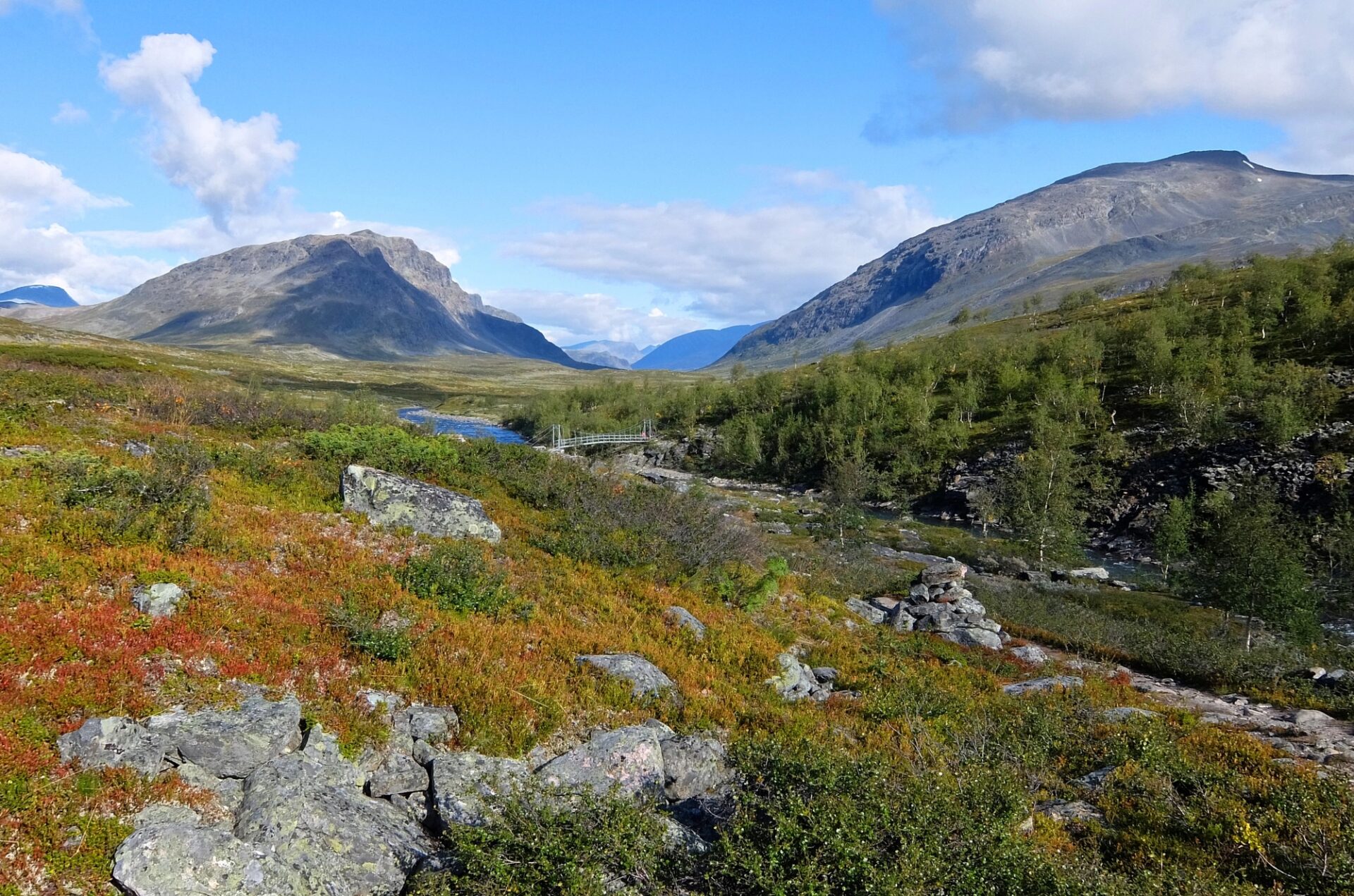 Podzimní horské údolí ve švédském Laponsku na trase Kungsleden