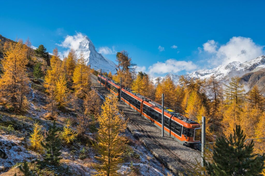 Matterhorn a Gornergrat Matterhorn a červený vlak zubačky Gornergrat nad Zermattem v podzimních barvách