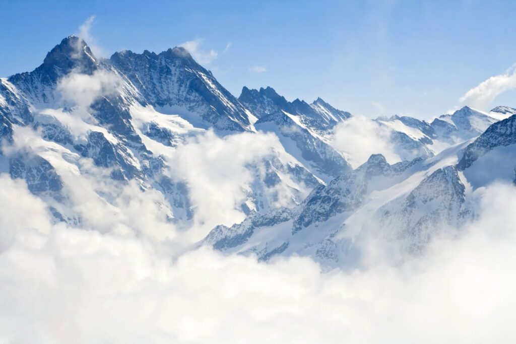 Jungfraujoch Zasněžená alpská krajina při pohledu z Jungfraujochu, nejvýše položeného nádraží Evropy