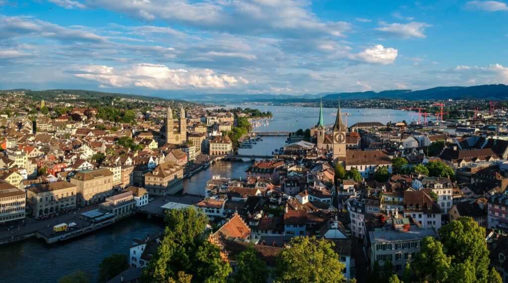 Curych Panorama Curychu s řekou Limmat, Grossmünsterem a Curyšským jezerem