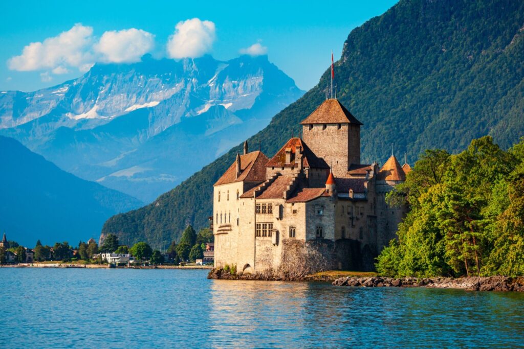 Hrad Chillon Hrad Chillon na skalním ostrůvku u břehu Ženevského jezera nedaleko Montreux