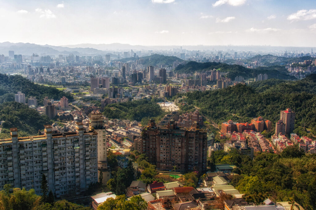 Panorama Taipeie s mrakodrapem Taipei 101 při pohledu z kopců u Maokongu